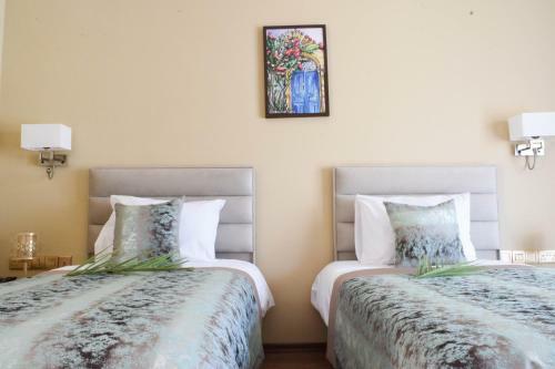Hostal Golden Palms Guest House & Cafe