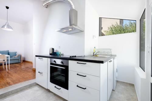 The White Apartment - Bogoridi Main Street