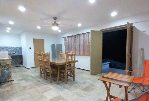 Cute Refurbished Beachfront House, Private Paradise For A Couple