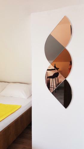 Central Studio Apartment With Parking, Balcony & Garden