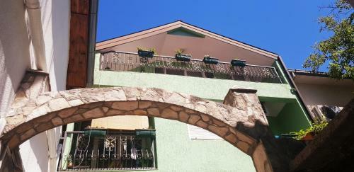 Central Studio Apartment With Parking, Balcony & Garden