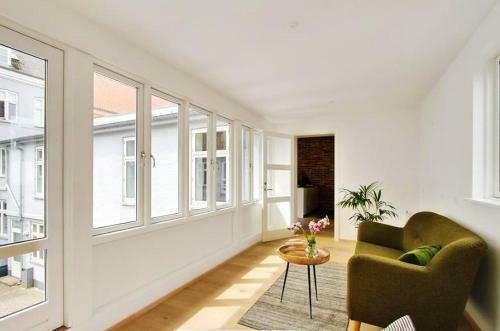 Central 3-bedroom Apartment With Huge Terrace, Including Queen Size Beds