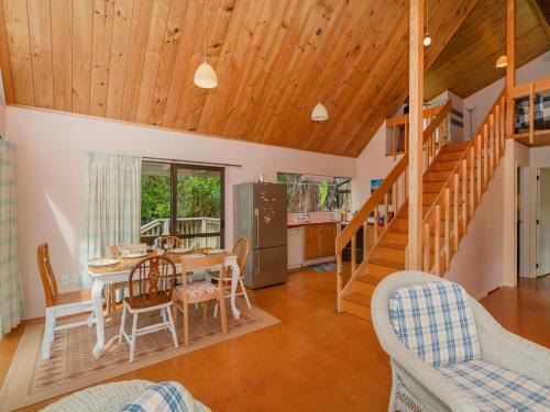 Tui's Grove - Onemana Holiday Home