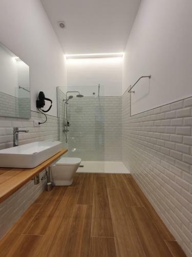 Redondela Apartments - Bedroom, Bathroom & Kitchen