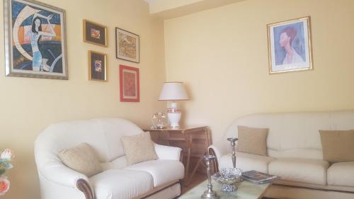2 Bd Apartment, 2 Min From Skanderbeg Square.!!!.
