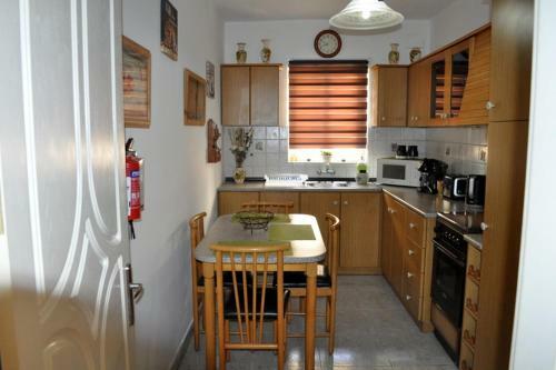 Village Corner 3 Bedroom Apartment With Garage