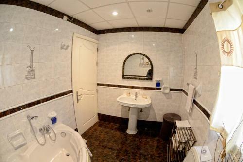 Village Corner 3 Bedroom Apartment With Garage