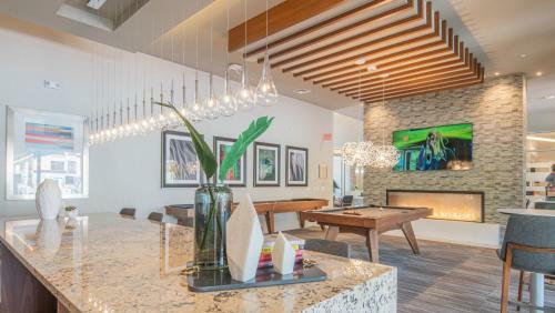 Wanderjaunt - Luxe Chandler Apartments