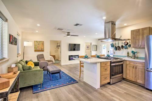 Old Town Cottonwood Cottage With Mod Interior!