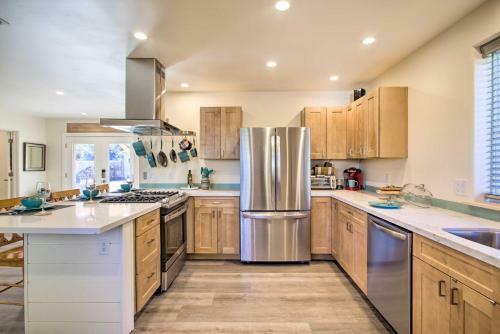 Old Town Cottonwood Cottage With Mod Interior!