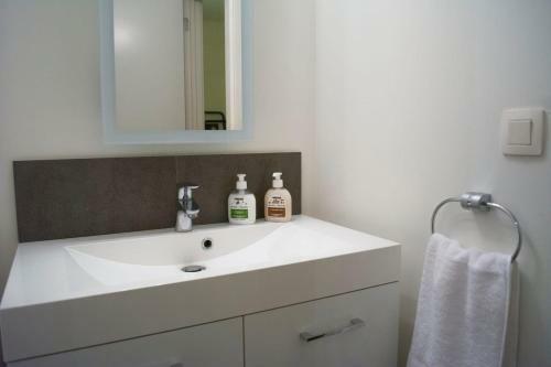 Chic Room With Bathroom - Terrace & Free Parking