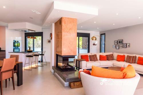 Villa Rueda With Heated Pool, Hot Tub And Great Views