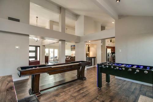 Spectacular Hilltop Home Wresort Like Backyard