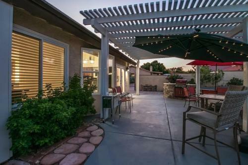 Spectacular Hilltop Home Wresort Like Backyard