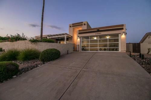 Spectacular Hilltop Home Wresort Like Backyard