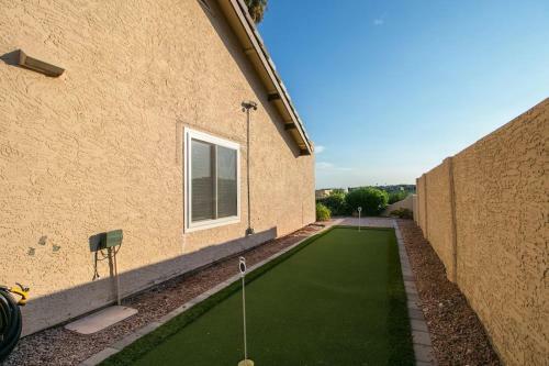 Spectacular Hilltop Home Wresort Like Backyard
