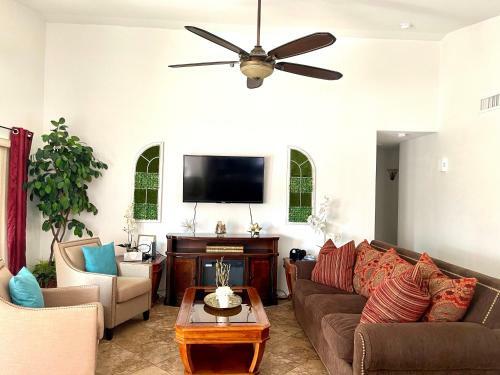Resort Style Desert Oasis, Pool, Golf, Billiards & Ping Pong