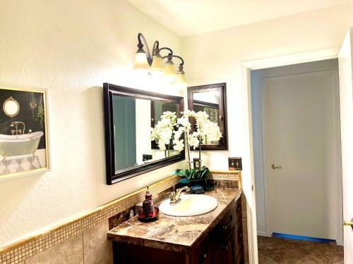 Resort Style Desert Oasis, Pool, Golf, Billiards & Ping Pong