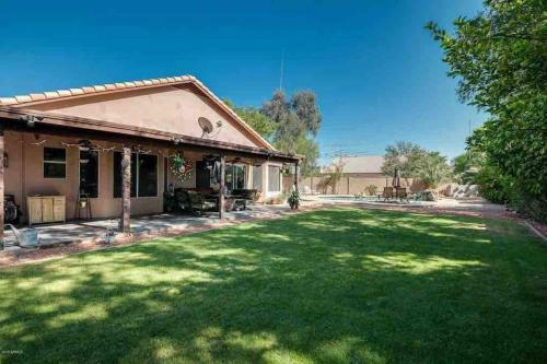 Resort Style Desert Oasis, Pool, Golf, Billiards & Ping Pong