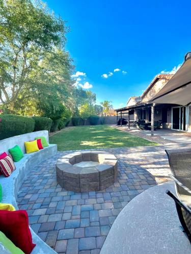 Resort Style Desert Oasis, Pool, Golf, Billiards & Ping Pong