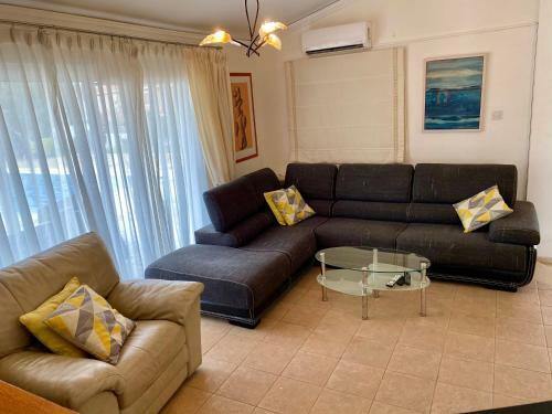 6 Bdr Villa With Tennis Court