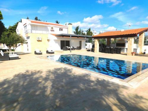 6 Bdr Villa With Tennis Court