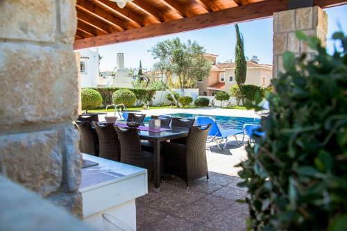 6 Bdr Villa With Tennis Court