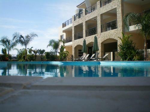 Excellent 2 Bed Apartment With Pool View, AC & Gym!