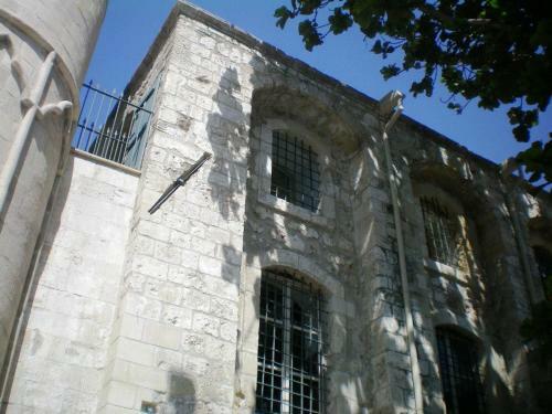 Excellent 2 Bed Apartment With Pool View, AC & Gym!