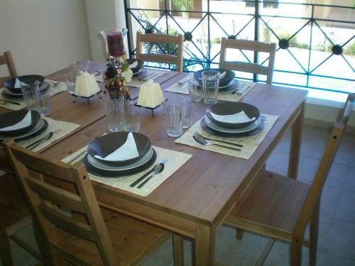 Excellent 2 Bed Apartment With Pool View, AC & Gym!