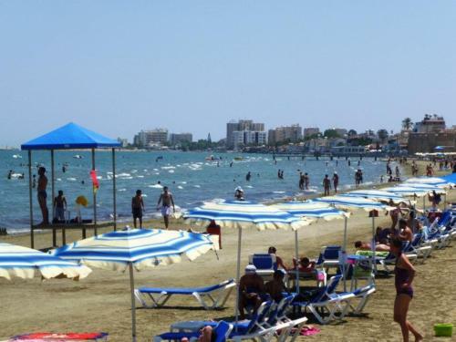 Excellent 2 Bed Apartment With Pool View, AC & Gym!