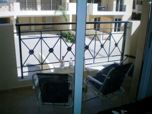 Excellent 2 Bed Apartment With Pool View, AC & Gym!