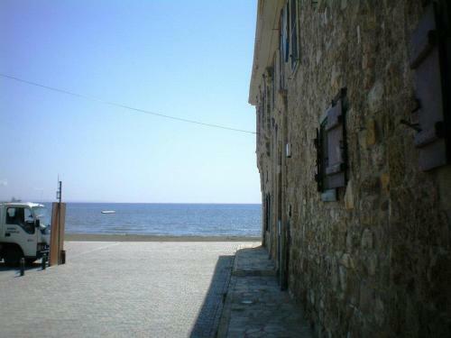 Excellent 2 Bed Apartment With Pool View, AC & Gym!