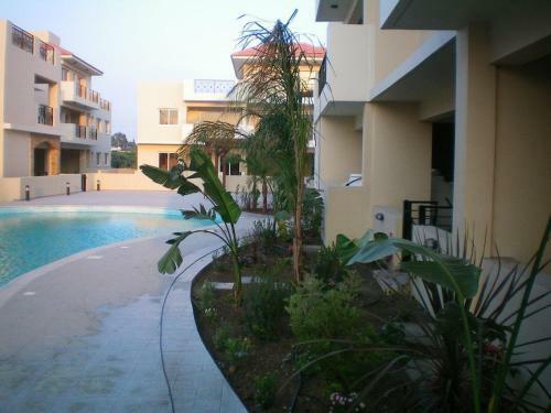 Excellent 2 Bed Apartment With Pool View, AC & Gym!