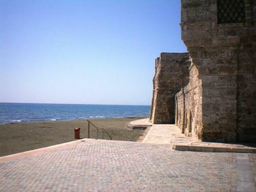 Excellent 2 Bed Apartment With Pool View, AC & Gym!