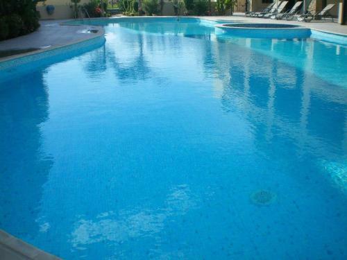 Excellent 2 Bed Apartment With Pool View, AC & Gym!
