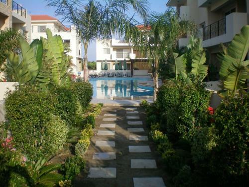 Excellent 2 Bed Apartment With Pool View, AC & Gym!