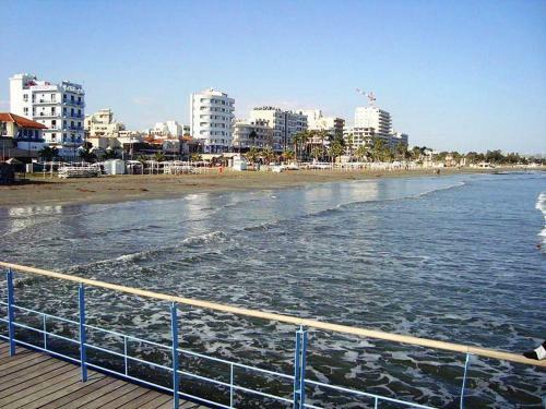 Excellent 2 Bed Apartment With Pool View, AC & Gym!