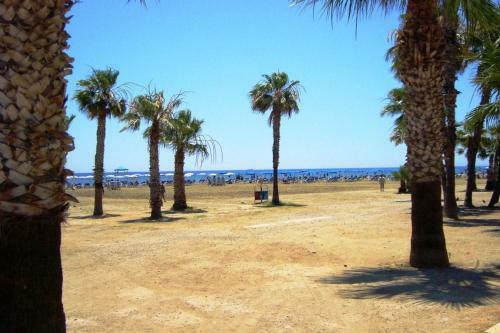 Excellent 2 Bed Apartment With Pool View, AC & Gym!