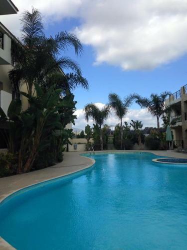 Excellent 2 Bed Apartment With Pool View, AC & Gym!