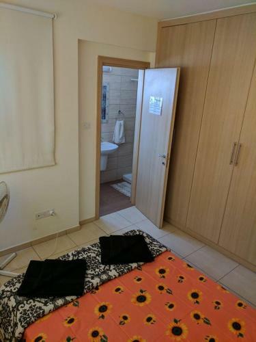Excellent 2 Bed Apartment With Pool View, AC & Gym!