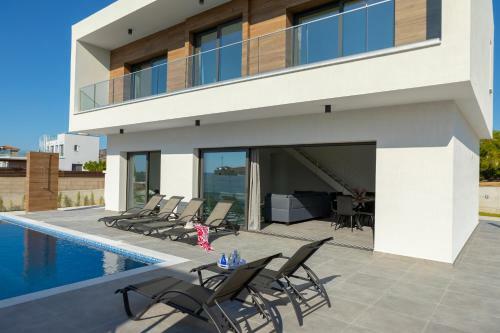 Villa Andre, Walking Distance To Coral Bay