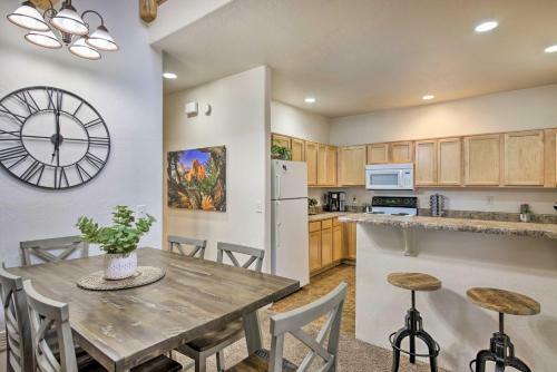 Townhome With Deck And Fireplace About 3 Mi To Lake!