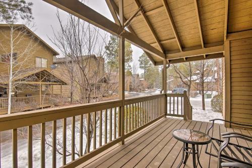 Townhome With Deck And Fireplace About 3 Mi To Lake!