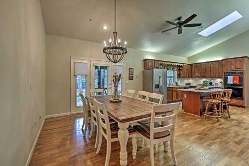 Pinetop Cabin With Fireplace, About 1 Mi To Golf!