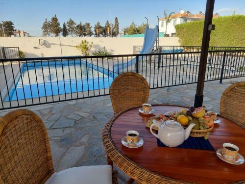 4 Bd Villa By Golden Bay Beach In Pyla