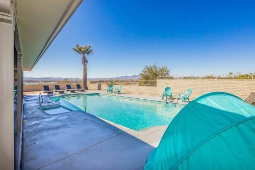 Palm Paradise Water Views Heated Pool & Spa!
