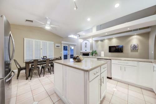 Spacious & Updated House Pool