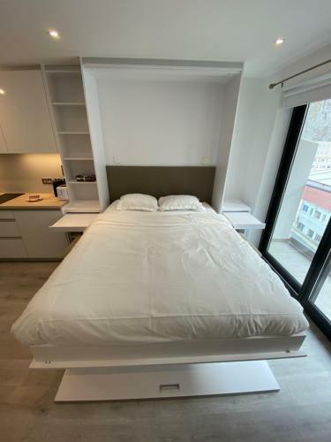 Modern Studio Apartment At The Hub