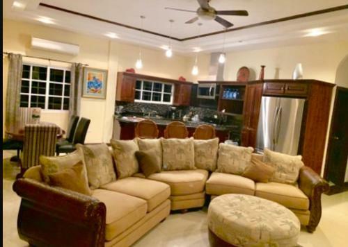Apartamento King Jaguar's Den 3br- The Alexander